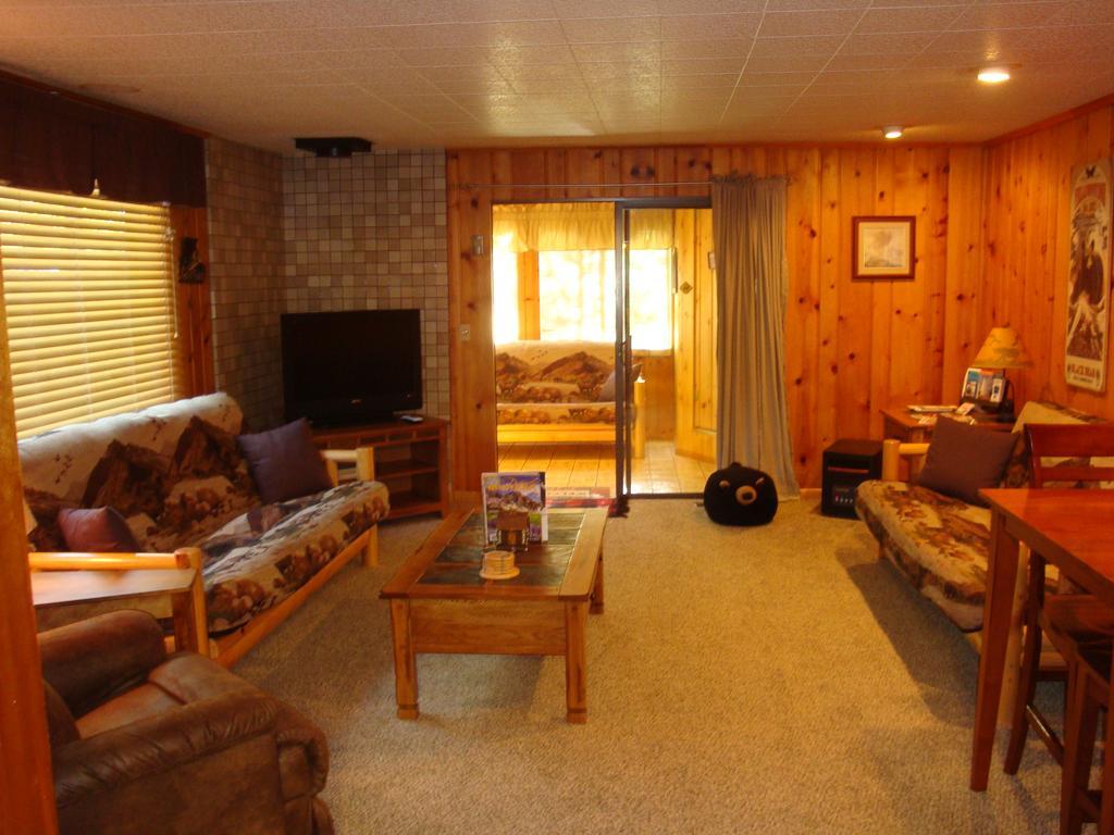 Yellowstone Wildlife Cabins West Yellowstone Bagian luar foto