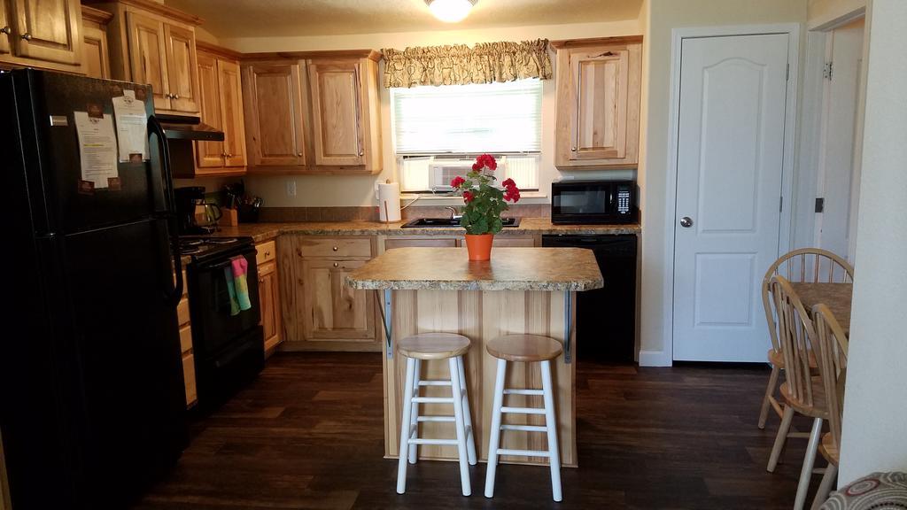 Yellowstone Wildlife Cabins West Yellowstone Bagian luar foto