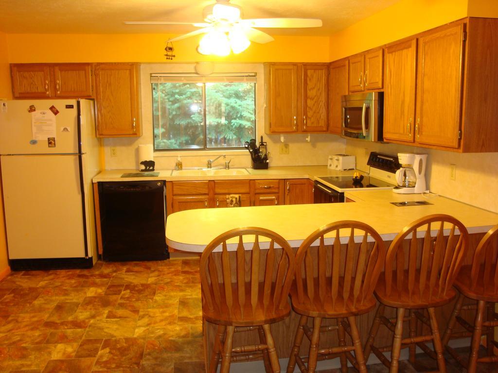Yellowstone Wildlife Cabins West Yellowstone Bagian luar foto
