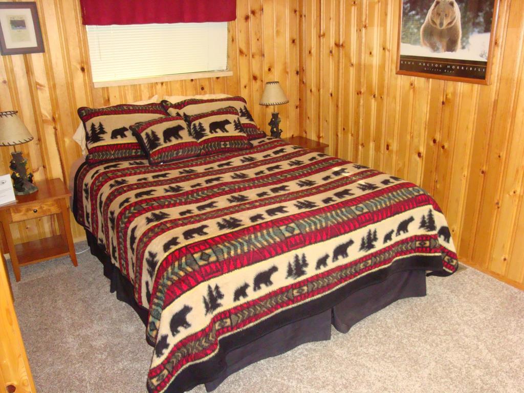 Yellowstone Wildlife Cabins West Yellowstone Bagian luar foto