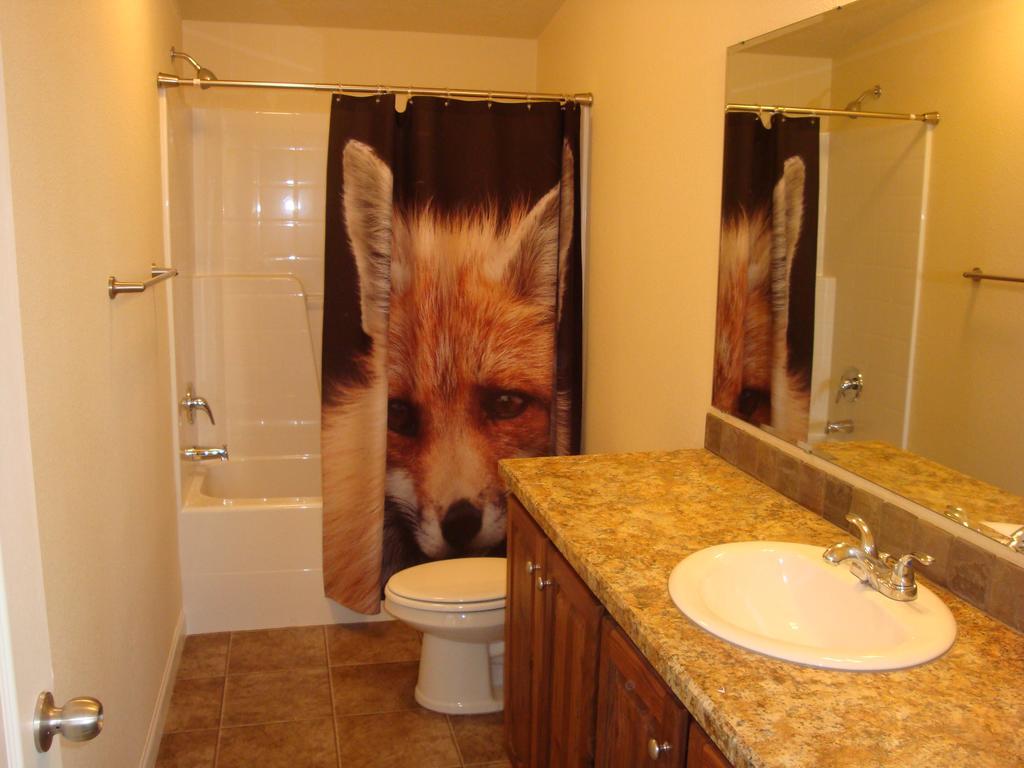 Yellowstone Wildlife Cabins West Yellowstone Bagian luar foto