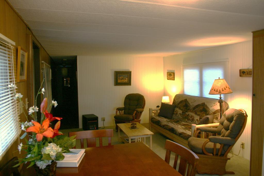 Yellowstone Wildlife Cabins West Yellowstone Bagian luar foto