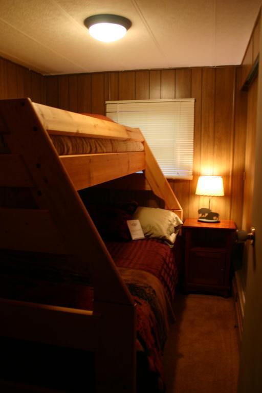 Yellowstone Wildlife Cabins West Yellowstone Bagian luar foto