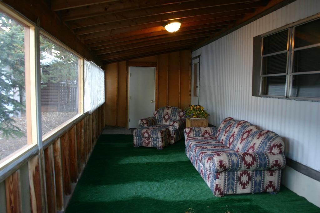 Yellowstone Wildlife Cabins West Yellowstone Bagian luar foto