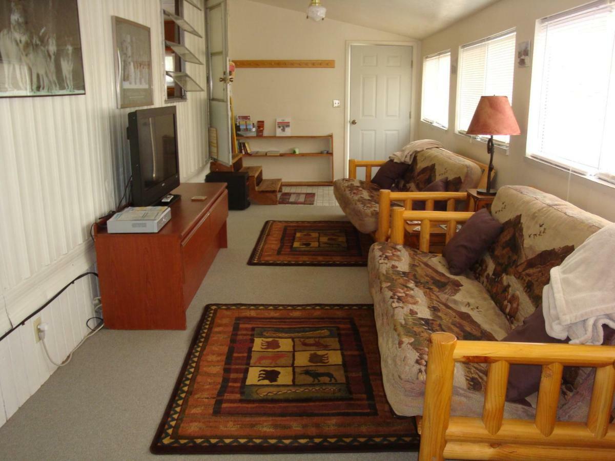 Yellowstone Wildlife Cabins West Yellowstone Bagian luar foto